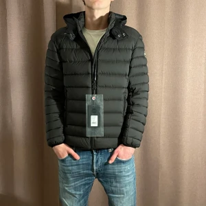 Colmar jacka  - Säljer en HELT NY colmar jacka! Storlek 48! Hör gärna av dig om du har frågor!