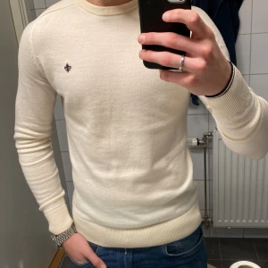 Morris tröja  - Snygg beige morris tröja som är i storlek S, passar runt 175 cm. Skick 10/10 och har inget som helst tecken på användning. Nypris 1599 samt mitt pris 699:- Hör av dig vid minsta fundering eller om du vill ha fler bilder🔥🤝