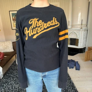 Vintage sweatshirt - Säljer denna ascoola vintage sweatern köpt second hand! Bra kvalitet, sparsamt använd.