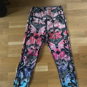 Träningsbyxor - Träningstights från Odd Molly.  Använda fåtal gånger, inga skavanker eller slitage.   Väldigt fina och färgglada. Sitter uppe bra på mig!🥰😍  Storlek 0, passar mig som vanligtvis har S.