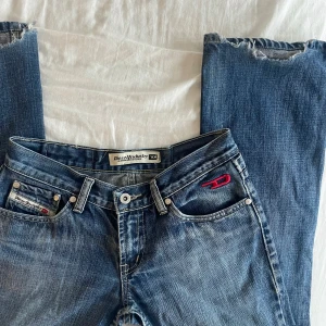 Lågmidjade bootcut jeans från diesel - Skitsnygga lågmidjade bootcut jeans från diesel ❤️ slitna längst ner som man kan se på första bilden men utöver de fint skick!