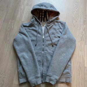 Burberry hoodie - Säljer denna riktigt feta Burberry hoodien med klassiska mönstret på insidan. den är riktigt bra skick säljer den för att den är i fel storlek.