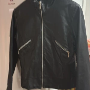 Äkta läderjacka storlek large  - En läderjacka svart med dragkedja 