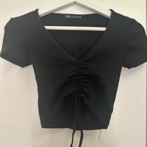 Svart topp - Svart topp med dragsko från Zara i storlek s, men passar xs🩷