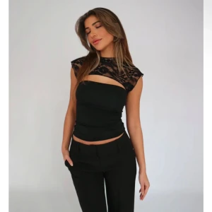 Svart topp med spetsdetaljer - Säljer denna populära slutsålda topp från Venderbys i stlk xs/s! Den är helt ny med lappen kvar, nypris cirka 520kr🌸Skulle kunna byta till en likadan fast i stlk S/M☺️