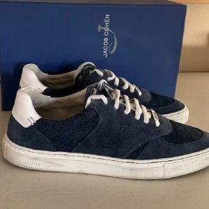 Blå sneakers från Jacob Cohën - Snygga blå sneakers från Jacob Cohën i storlek 43,5 i bra skick!