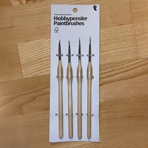 Penslar - Set med fyra hobbypenslar av syntetiskt hår, perfekta för detaljerat måleri. Penslarna har trähandtag. Perfekt för hobbyprojekt och konstnärligt skapande.