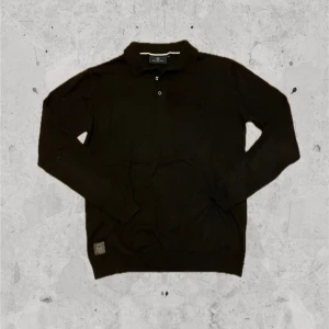 Svart pikétröja från Duck and Cover - Svart pikétröja från Duck and cover. Skick:8/10. Storlek: S. Nypris: 600kr.  Pris går att diskuteras! Kontakta mig för fler bilder eller info!🙌