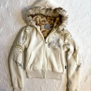 Vintage zipup hoodie med päls - Fraktar elr möts upp! Har en fläck vid dragkedjan och en vid sidan, se bilder! Färgen är mer som första bilden, de sista bilderna är tagna med helt annat ljus