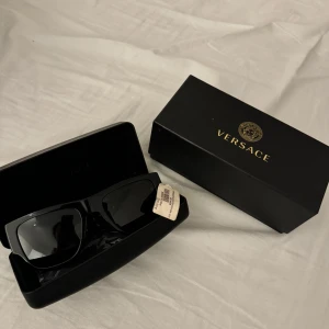 Svarta solglasögon från Versace - Helt nya Versace-glasögon, aldrig använda!  Jag råkade köpa fel modell på flygplatsen och därför säljer jag dem. Glasögonen är i perfekt skick och kommer med originalförpackning och kvitto.