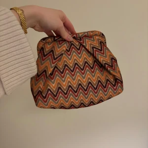 Missonimönstrad väska  - Såå fin missoni-/ chevronmönstrad väska från Beck Söndergard😍😍 använd en gång