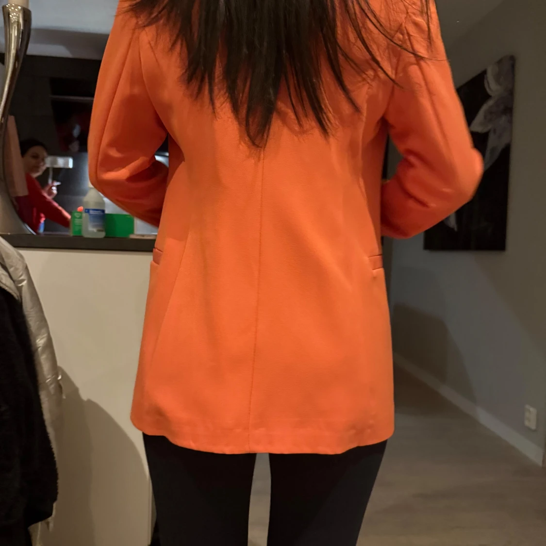 Orange kavaj med guldknappar - 90