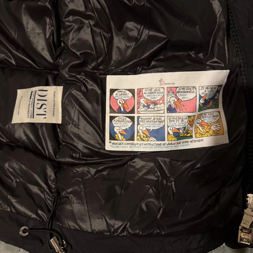 Vill gärna byta mot storlek L om någon har. Annars säljer jag denna Moncler då den passar snäppet för liten för mig. Helt oanvänd och super snygg. Moncler loggan går att skanna såklart. Priset justerbart då jag vill gärna få bort jackan om inte någon har en storlek L som vill byta. Pm för frågor eller funderingar!. Takit.