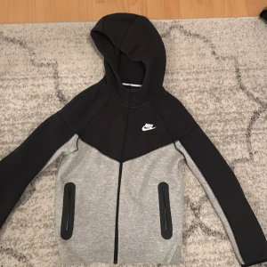 Helt ny Nike tech fleece  -  säljer min nya Nike tech fleece. jag säljer den på grund av att när jag köpte den var den lite för stor för mig.