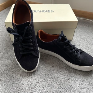 Svarta sneakers från Strömberg - Snygga svarta sneakers från Strömberg med vit sula och snörning. Perfekta för en avslappnad stil.