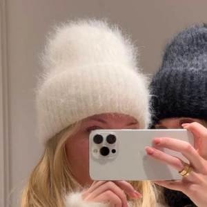 Vit stickad mössa - Säljer en mysig vit stickad mössa med ribbad design. Perfekt för kalla vinterdagar och höstpromenader. Den har en klassisk stil som passar till det mesta. Finns i grå med 