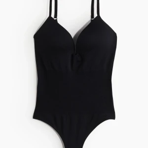 Body H&M - Svart body från H&M, SLUTSÅLD PÅ HEMSIDAN! Aldrig använd, lapp kvar. Storlek M