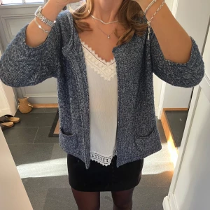 Blå stickad kofta  - Blå trekvartsärmad stickad kofta från Opus i storlek 38. Fint skick. Använd gärna köp nu!