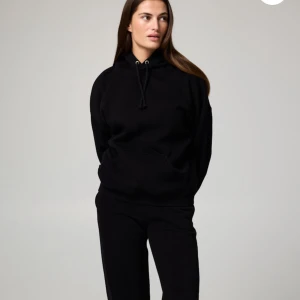 Svart hoodie - Säljer en stilren svart hoodie med justerbar dragsko i huvan och en praktisk magficka. Perfekt för en avslappnad look. Från Bik Bok i storlek XS. Köpte för 299kr i december förra månaden. Absolut inga defekter, nytvättad och aldrig använt. 💕🤙