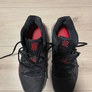 Kyrie 5 bred - Säljer mina gammla basket skor i storlek 45 skorna är i väldigt bra skick använda under 5 träningar.Säljer dom pga behöver pengar.Priset ej hugget i Sten 🪨