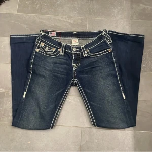 True religion byxor - Jättefina lowwaist bootcut trueys som tyvärr inte passar mig☹️. Jag köpte dem begagnade men de har inga skador eller liknande. Har lånat bilderna från förra ägaren men det är bara fråga ifall du vill se dem på eller liknande!! Kolla gärna mina andra annonser med! Mått är 78cm innerbenslängd och 38cm rakt över midjan. 💗💗
