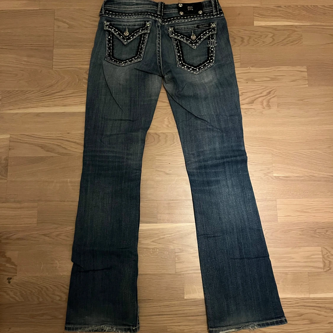 Blå bootcut jeans med broderade fickor - 90