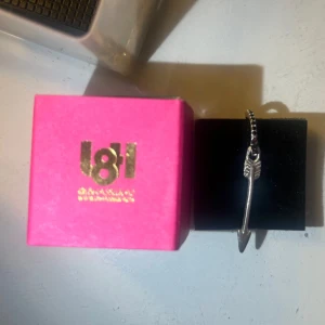 Örhängen från l8hasselblad - Säljer detta jätte fina örhänge från L8hasselblad då jag råkade beställa i silver istället för guld. Helt nytt och aldrig använt💕