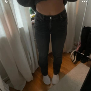 Svarta ”Mom fit straight” - Jeans ifrån Cubus. Näst intill oanvända och har därför nyskick. Byxorna är i storlek XS/32. Kommer tyvärr inte till användning. Säljer för 200kr+frakt 
