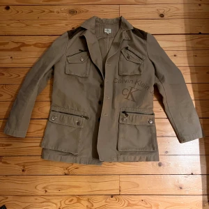  jacka från Calvin Klein - Jacka från Calvin Klein de står M men jag skulle säga att den sitter som S 