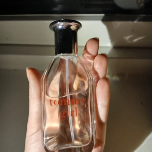 Tommy Girl parfym - Säljer en elegant Tommy Girl parfym från Tommy Hilfiger. Flaskan är genomskinlig med en stilren design och har en silverfärgad kork. Perfekt för den som gillar en fräsch och ungdomlig doft. Prginalprset 825kr från kicks. Pris går att diskutera som vanligt.