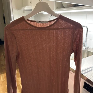 Topp från NA-KD  - Gammaldags rosa topp från NA-KD 