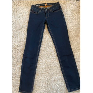 Mörkblå slim fit jeans från BOSS ORANGE - Snygga mörkblå slim fit jeans från Boss Orange. Perfekta för en stilren look. STORLEK W26/L32