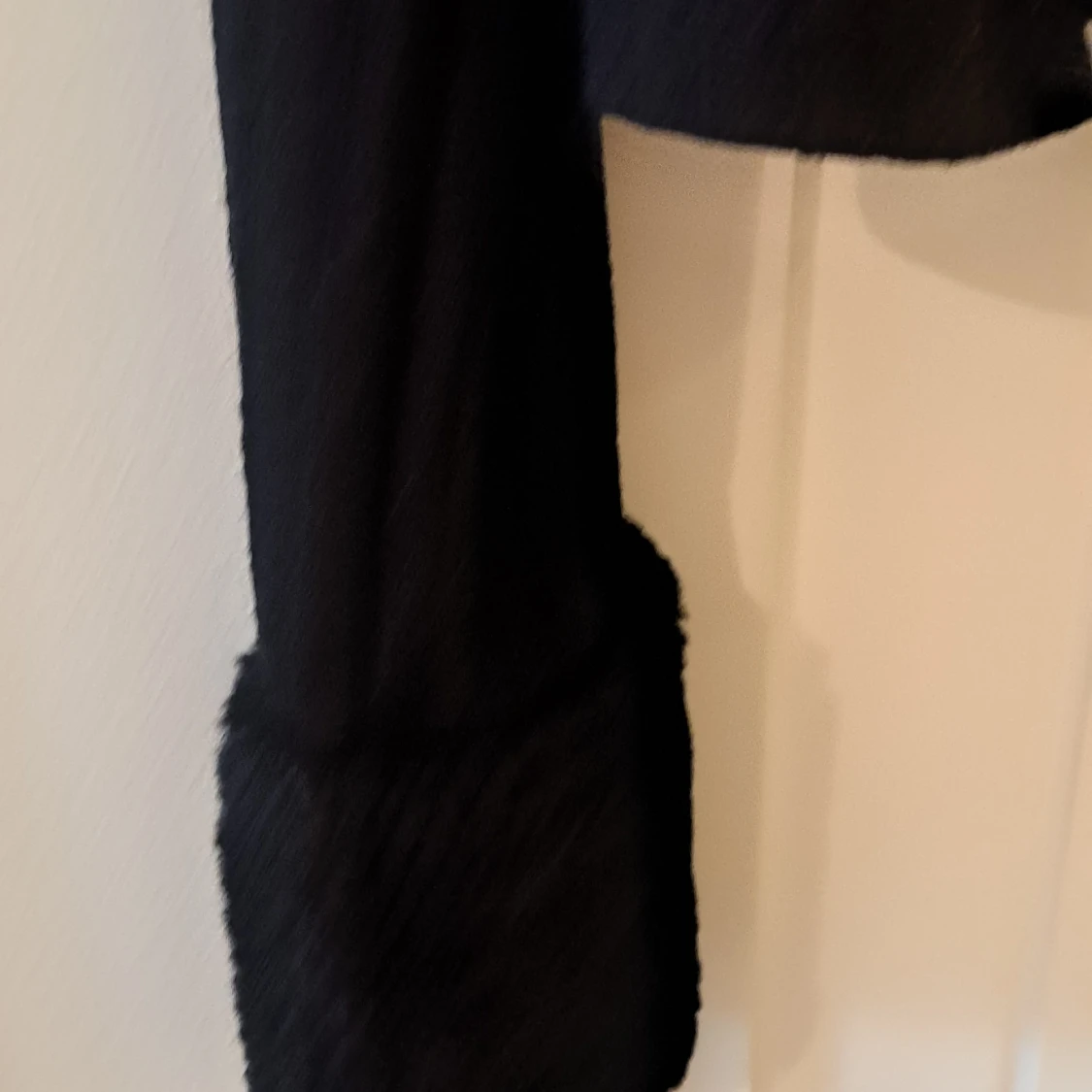 Svart ribbad jacka med fuskpäls - 92