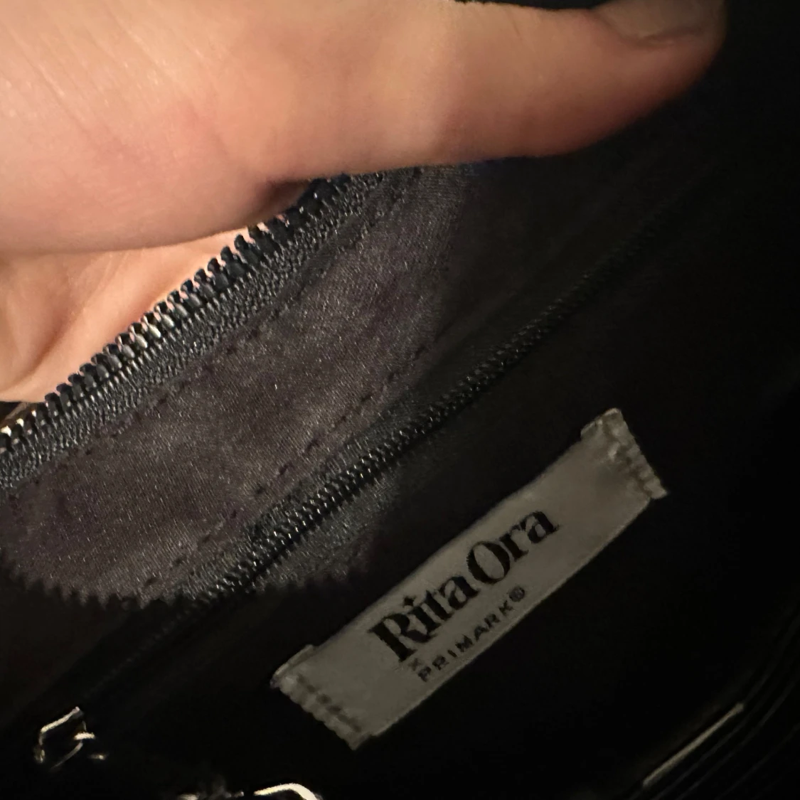 Svart axelväska med diamanter  - 93