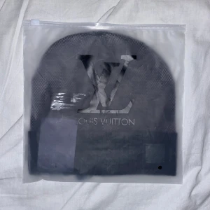 Luviton mössa mörk grå - Säljer en helt oanvänd mörkgrå mössa. Mössan passar för alla storlekar. Allt på bilden får man med. Priset kan diskuteras. 