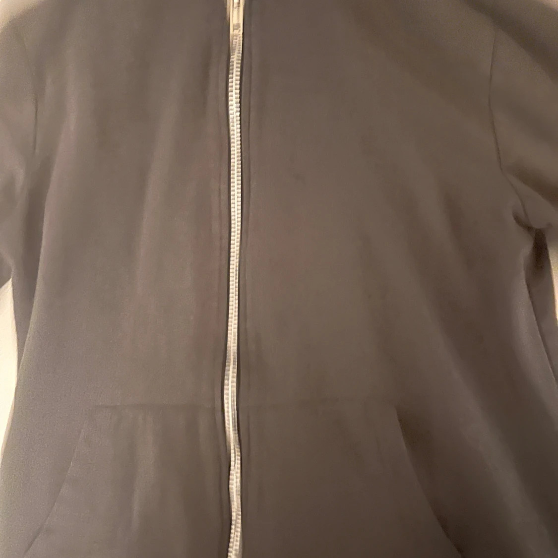 Svart hoodie med dragkedja  - 93