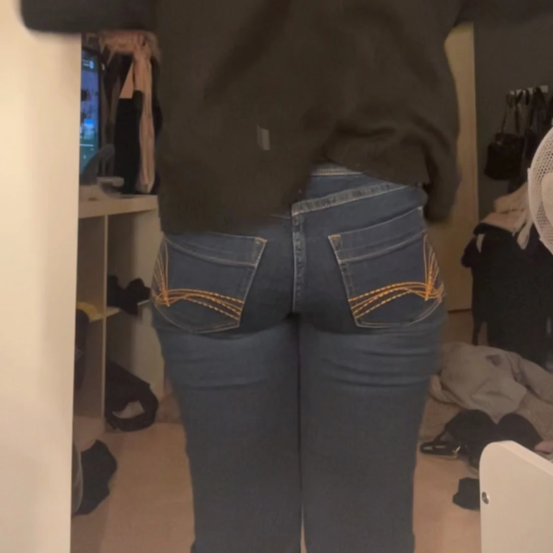 Mörkblå jeans med broderade fickor