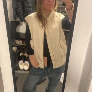 Bomber-väst  - Skit ball bomber-jacka. Perfekt till afterskin eller på vår och höst. Storlek S men oversized i storleken så passar även M och L💕💕
