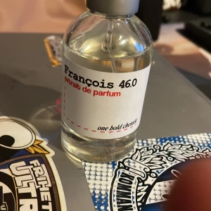 One bold chemist Francois 46.0 Portrait - En parfym från oneboldchemist med namnet 46.0 Portrait de Parfum. Flaskan är genomskinlig med en enkel vit etikett och röd text. Perfekt för den som söker en manlig doft lik fucking fabulous.