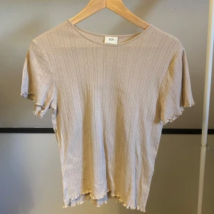 t-shirt ! - beige t-shirt som är använd/tvättad 1 gång. ser lite konstig ut på hängaren men sitter som en vanlig t-shirt! storlek L men sitter som en M och är relativt stretchig!