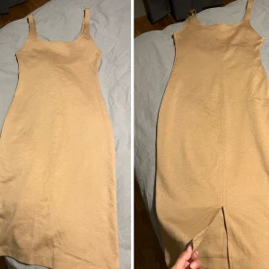 Beige klänning med slits - Säljer denna enkla beiga klänningen från Zara, som går till knäna ungefär! Storlek S/M. Klänningen har en slits baktill som ger en elegant touch😍Klänningen har aldrig använts. Säljer för 150 kr.