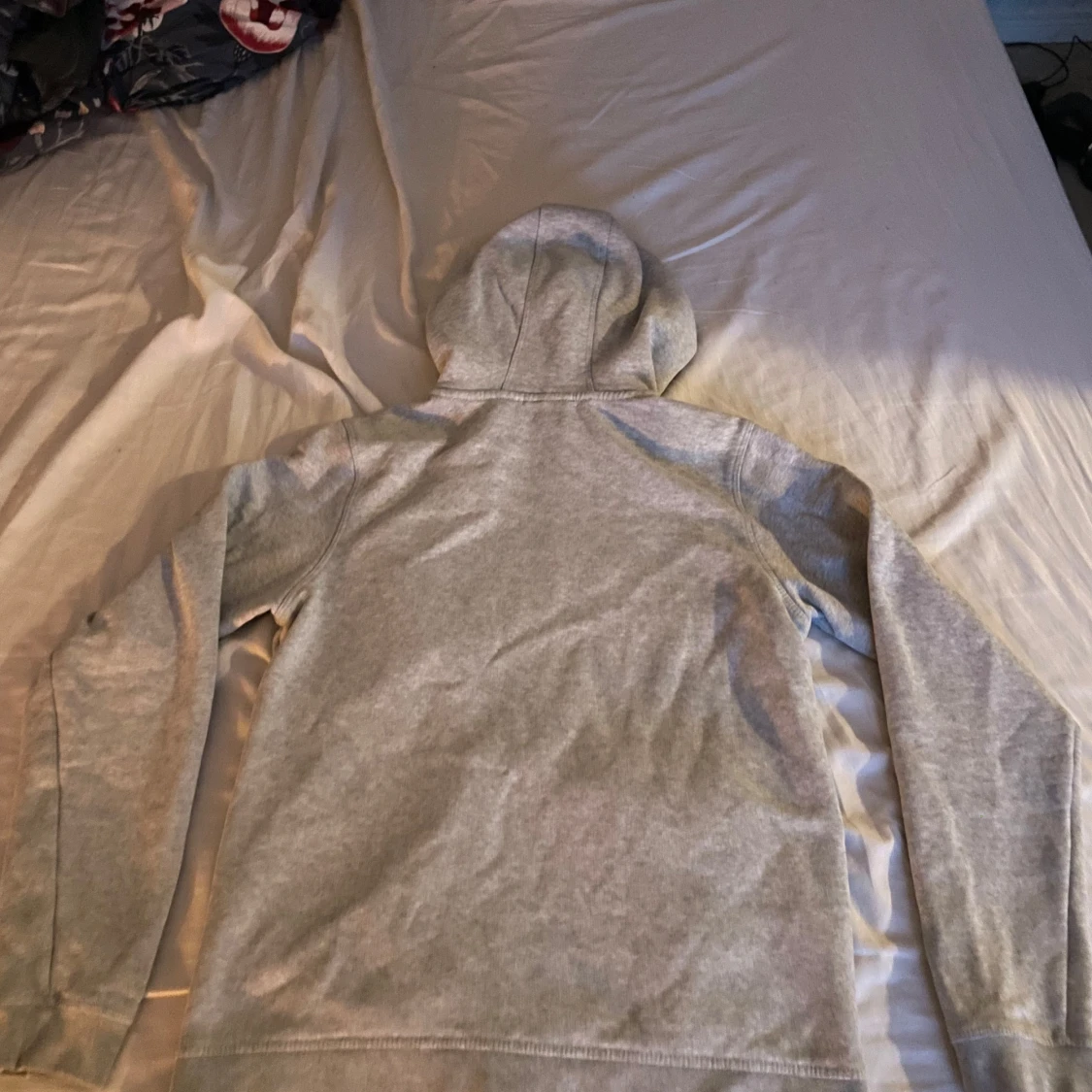 Grå hoodie med dragkedja