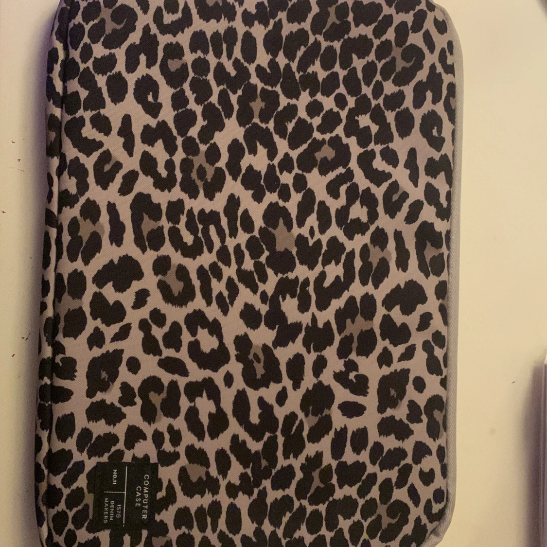 Leopardmönstrad datorväska