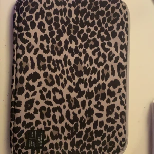 Leopardmönstrad datorväska - Dataväska från lager 157, mycket bra skick aldrig använt. 