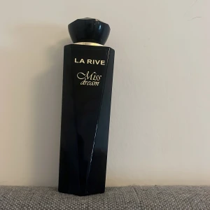 Parfym för dam  - Den e fel  lukt för mig den luktar för starkt, men den luktar ganska mörkt blommig och vanilj fast ganska mörkt❤️ har sprutat typ tre två gånger