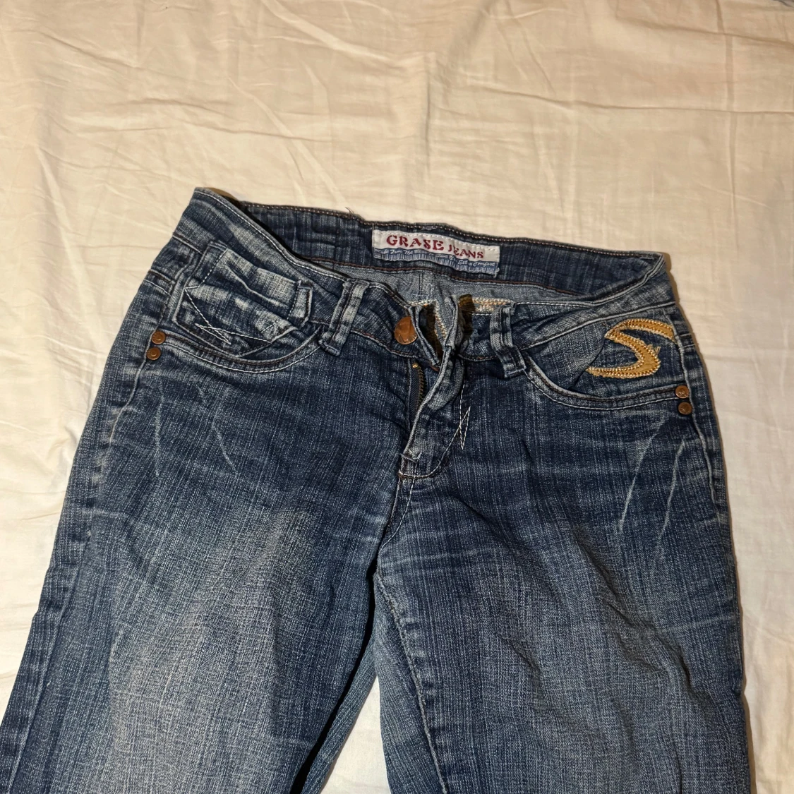 Blå jeans med broderade detaljer - 91