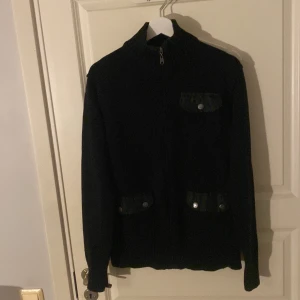 Snygg cardigan  - Säljer denna extremt snygga zip tröjan storlek L passar M