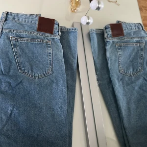 Low waist bootcut jeans - lågmidjade jeans i bootcut/straight modell från bikbok, storlek 27/32, passar ca xs/s🤎🤎