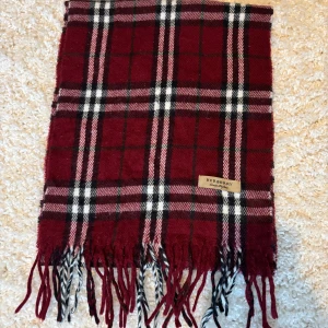 Burberry halsduk - Röd burberry halsduk i nyskick.