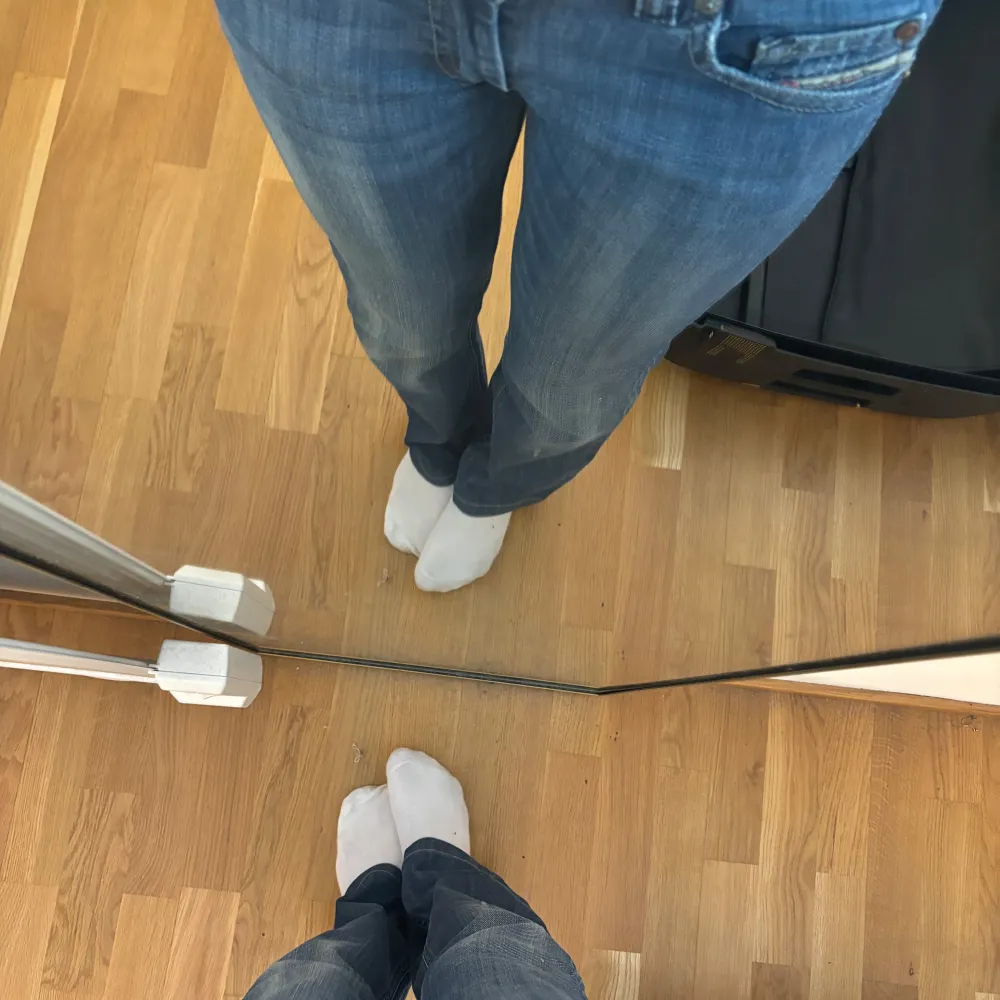 Snygga blå jeans med bootcut-stil. De har en klassisk femficksdesign och en bekväm passform. Perfekta för en avslappnad look.. Farkut & Housut.